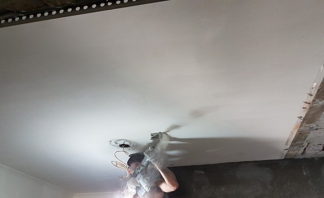 01-台北市羅斯福路五段碳纖維補強工程-施工中-天花板粉刷層打除