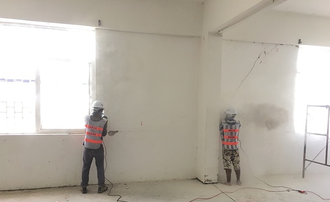 01-柬埔寨紡織廠結構補強工程-牆面粉刷層磨除